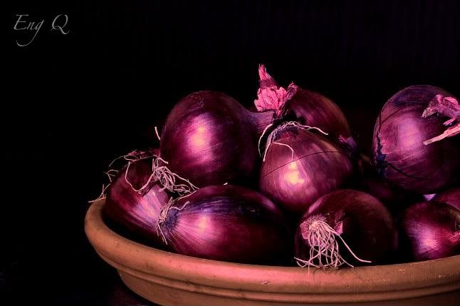 red,onions,still life