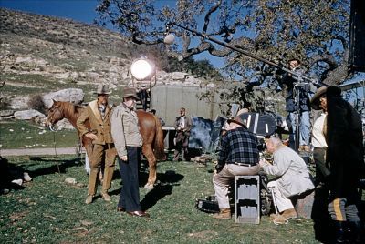  photo John_Ford_-_tournage_Two_Rode_Together_Les_Deux_Cavaliers_1961_2_opt_zps56bc10d1.jpg