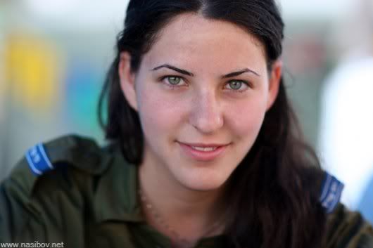 military_woman_israel_army_001000_jpg_530.jpg