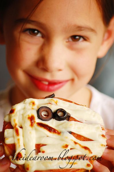 halloween-mummy-pizza